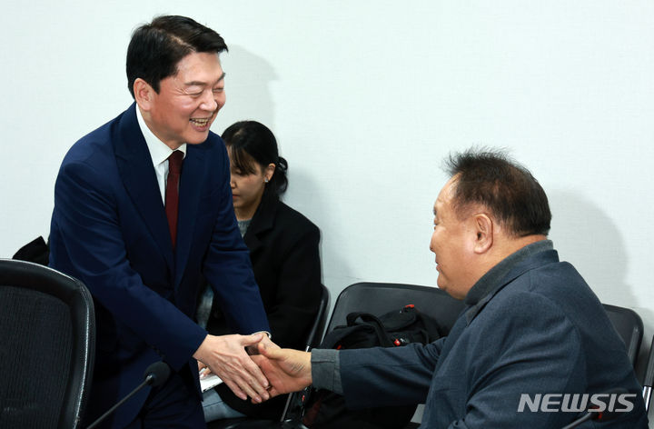 악수하는 안철수-이상민 [서울=뉴시스] 고범준 기자 = 안철수 국민의힘 의원과 이상민 무소속 의원이 15일 오후 서울 여의도 국회 의원회관에서 면담에 앞서 악수하고 있다. 2023.12.15. bjko@newsis.com