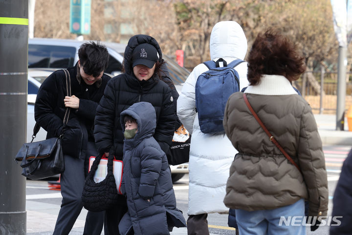 [서울=뉴시스] 고승민 기자 = 급격히 추워진 날씨를 보인 지난 16일 서울 광화문 사거리에서 옷을 두텁게 입은 시민들이 발걸음을 재촉하고 있는 모습. 2023.12.16. kkssmm99@newsis.com