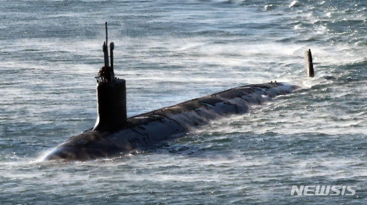 [부산=뉴시스] 하경민 기자 = 미국 해군 핵추진잠수함 '미주리함'(SSN-780·7800t급)이 17일 오전 부산 남구 해군작전사령부 부산기지에 입항하고 있다. 2023.12.17. yulnetphoto@newsis.com