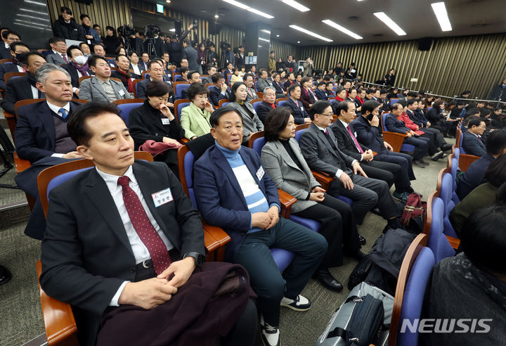 국민의힘 국회의원·당협위원장 연석회의. [서울=뉴시스] 조성봉 기자 = 18일 오후 서울 여의도 국회에서 열린 국민의힘 국회의원·당협위원장 연석회의에서 참석자들이 윤재옥 국민의힘 당 대표 권한대행 겸 원내대표의 발언을 듣고 있다. 2023.12.18. suncho21@newsis.com