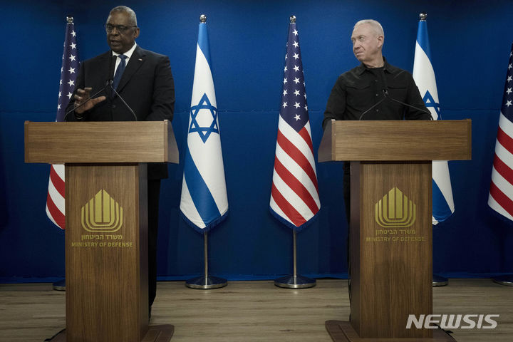 [텔아비브=AP/뉴시스] 로이드 오스틴(왼쪽) 미국 국방장관이 지난해 12월18일(현지시각) 이스라엘 텔아비브에서 요아브 갈란트 이스라엘 국방장관과 회담 후 공동 기자회견하고 있다. 2024.03.22.