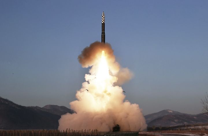 [ㅔ서울=뉴시스] 19일 북한은 전날 발사한 장거리탄도미사일이 4월 처음으로 시험발사했던 신형 고체연료 대륙간탄도미사일(ICBM) '화성-18형'이라고 밝혔다. 사진은 노동신문이 공개한 발사 사진. 2023.12.19. (사진=노동신문 캡처) *재판매 및 DB 금지