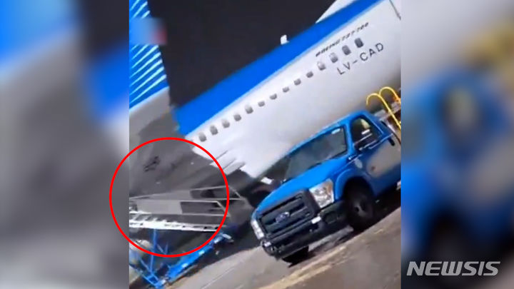 초강력 폭풍이 덮친 아르헨티나의 공항에서 활주로에 멈춰있던 항공기가 강풍에 회전하며 이동식 탑승 계단과 충돌하는 장면이 찍혔다. 출처 : @todonoticias 