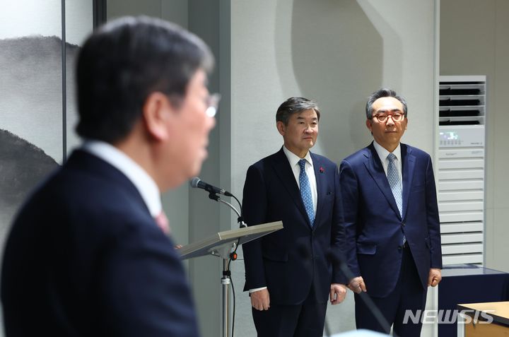 [서울=뉴시스] 전신 기자 = 조태용 국정원장 후보자, 조태열 외교부 장관 후보자가 19일 서울 용산 대통령실 청사에서 열린 김대기 비서실장의 인사 발표 관련 브리핑에 참석해 있다. 2023.12.19. photo1006@newsis.com