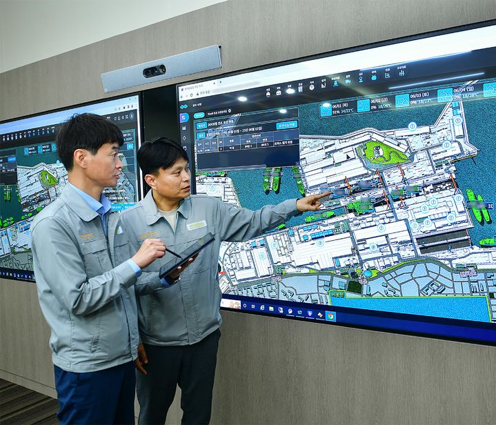 [서울=뉴시스] HD현대중공업 직원들이 디지털 트윈을 활용한 가상 조선소 ‘트윈포스(TWIN FOS)’를 통해 조선소 공정 상황을 실시간으로 살펴보고 있다. (사진=HD현대) 2023.12.20 photo@newsis.com *재판매 및 DB 금지