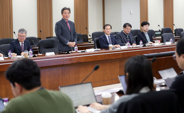 [서울=뉴시스] 이학재 인천공항공사 사장이 20일 오전 인천 중구 공사 대회의실에서 정례브리핑을 하고 있다. 2023.12.20. (사진=인천공항공사 제공) photo@newsis.com *재판매 및 DB 금지