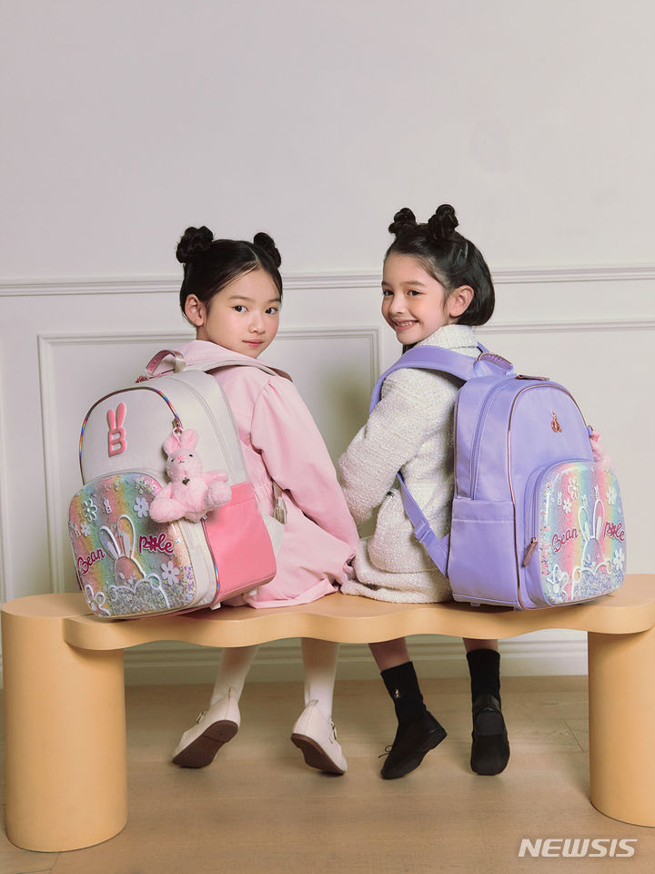 [서울=뉴시스]삼성물산 패션부문의 온라인 전용 브랜드 빈폴키즈(BEANPOLE KIDS)가 브랜드 시그니처 토끼 캐릭터 '빙키'를 디자인한 신학기 책가방을 선보인다.2023.12.21.(사진=삼성물산 제공)photo@newsis.com