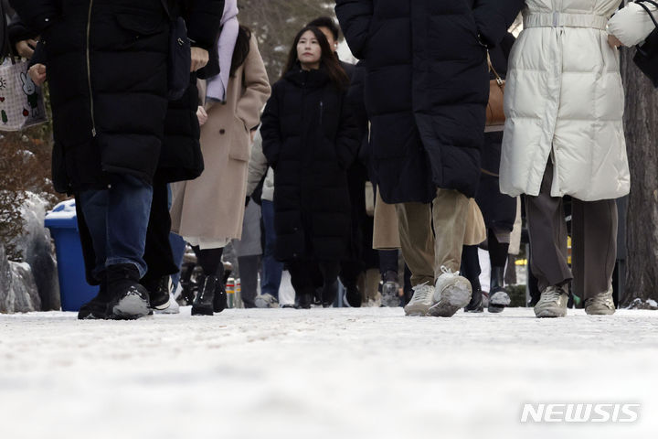 [서울=뉴시스] 최동준 기자 = 밤사이 내린 눈과 영하권 날씨로 인해 인도가 얼어붙은 지난 20일 오전 서울 강변역 인근에서 시민들이 출근하고 있다. 2023.12.20. photocdj@newsis.com