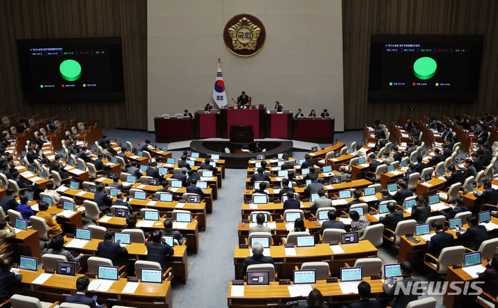 [서울=뉴시스] 이영환 기자 = 20일 오후 서울 여의도 국회에서 열린 제411회국회(임시회) 제1차 본회의에서 정당법 일부개정법률안(대안)이 통과됐다. 2023.12.20. 20hwan@newsis.com