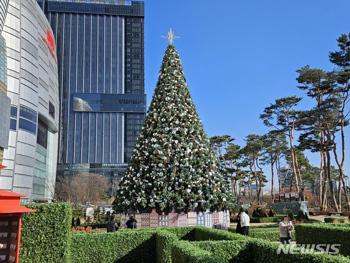 [서울=뉴시스] 이태성 기자 = 크리스마스(성탄절)를 나흘 앞둔 21일 오후 찾은 서울 송파구 롯데월드타워 인근 대형 트리 장식 모습. 2023.12.21. victory@newsis.com *재판매 및 DB 금지