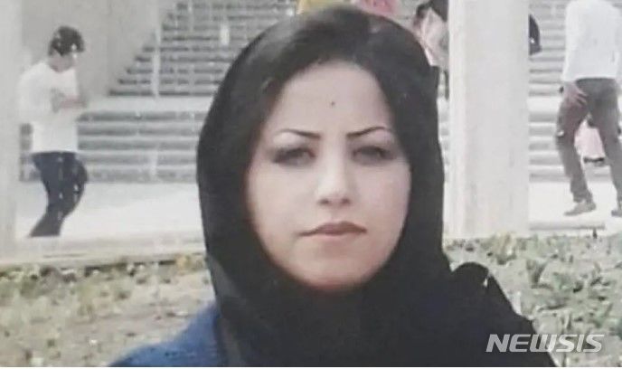 [서울=뉴시스]15살에 결혼을 강요당한 사미라 사브지안(29)이라는 이란의 어린 신부가 수년 간 자신을 학대했던 남편을 살해한 혐의로 10년 간 수감 생활을 한 끝에 결국 교수형을 당해 세상을 하직했다고 데일리 메일이 20일(현지시간) 보도했다. <사진 출처 : IHR> 2023.12.21.