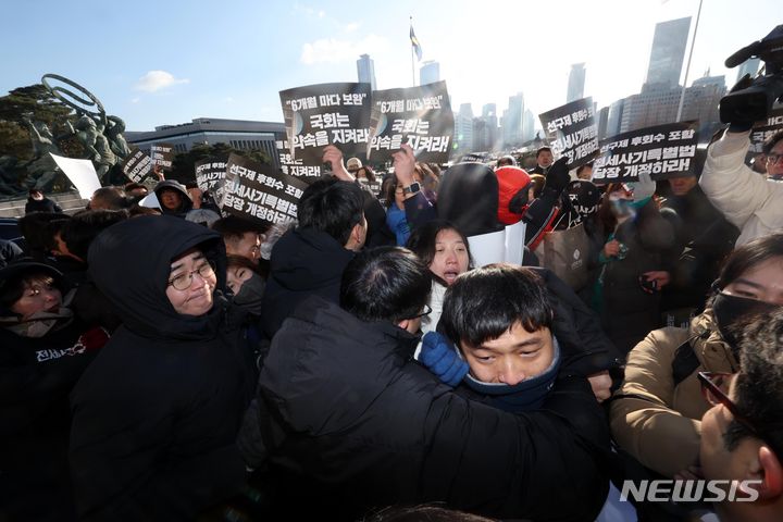 [서울=뉴시스] 조성봉 기자 = 전세사기·깡통전세 피해자 전국대책위원회 회원들이 21일 오전 서울 여의도 국회 본청 계단에서 기자회견을 마치고 윤재옥 국민의힘 당 대표 권한대행 겸 원내대표와의 면담을 요구하며 본청 진입시도를 하자 방호원들이 제지하고 있다. 2023.12.21. suncho21@newsis.com