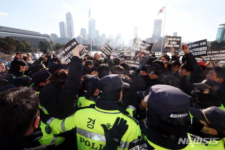 [서울=뉴시스] 조성봉 기자 = 전세사기·깡통전세 피해자 전국대책위원회 회원들이 21일 오전 서울 여의도 국회 본청 계단에서 기자회견을 마치고 윤재옥 국민의힘 당 대표 권한대행 겸 원내대표와의 면담을 요구하며 본청 진입시도를 하자 경찰이 제지하고 있다. 2023.12.21. suncho21@newsis.com