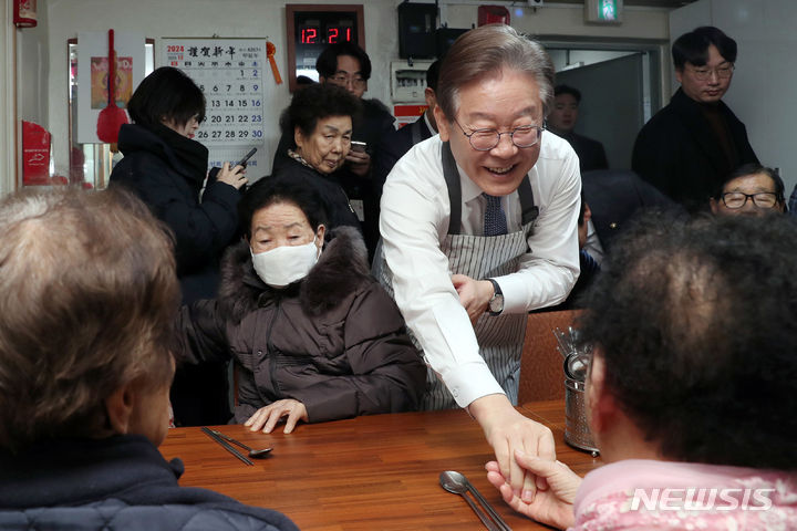 [서울=뉴시스] 국회사진기자단 = 이재명 더불어민주당 대표가 21일 오전 서울 영등포구 구립 큰숲 경로당에서 어르신들과 함께 점심 식사를 하기 전 인사를 나누고 있다. 이 대표는 식사를 마친 후 주5일 점심 제공 정책 간담회에 참석했다. 2023.12.21. photo@newsis.com