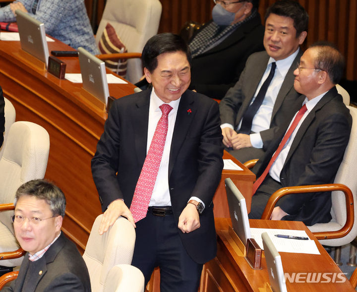 본회의에 참석하는 김기현 전 당대표. [서울=뉴시스] 추상철 기자 = 김기현 국민의힘 전 당 대표가 21일 오후 서울 여의도 국회에서 열린 제411회국회(임시회) 제2차 본회의에 참석하고 있다. 2023.12.21. scchoo@newsis.com