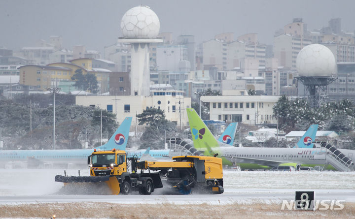 [제주=뉴시스] 우장호 기자 = 북극 한파 영향으로 전국 기상이 악화한 21일 오후 제주국제공항 활주로에서 제설차량들이 부지런히 쌓인 눈을 치우고 있다. 기상청은 오는 22일까지 제주 한라산 등 고지대에 최대 60㎝의 폭설이 내리고, 강한 바람이 불 것으로 내다봤다. 2023.12.21. woo1223@newsis.com