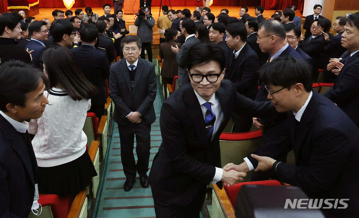 [과천=뉴시스] 조성우 기자 = 국민의힘의 비상대책위원장직 제안을 받아들인 한동훈 법무부 장관이 21일 경기도 과천시 정부과천청사 법무부에서 열린 이임식을 마친 뒤 직원들과 인사하고 있다. 2023.12.21. xconfind@newsis.com