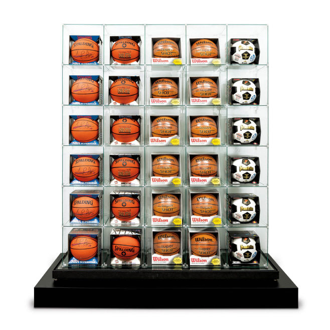 추정가 16억 원에 경매에 나온 제프쿤스 작품. Encased-Five Rows(basketballs, soccerballs, glass, plastic, steel, 171.5×44.5×203.2(h)cm, 1983-1993, pedestal size: 192×65×17.5(h)cm) *재판매 및 DB 금지