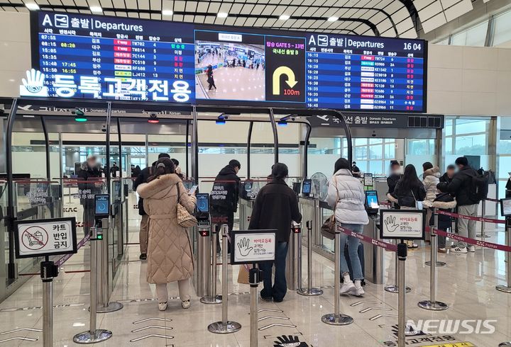 [제주=뉴시스] 오영재 기자 = 7시간 40분 만에 운항이 재개된 22일 오후 제주국제공항 출발장에서 체류객들이 탑승 수속 절차를 밟고 있다. 이날 오전부터 제주공항에 많은 눈이 쌓여 활주로가 폐쇄됐다. 2023.12.22. oyj4343@newsis.com