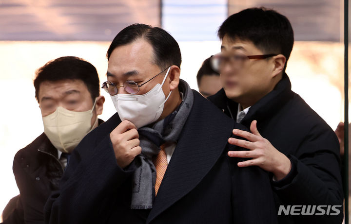 [서울=뉴시스] 김선웅 기자 = 백현동 수사 무마 명목 금품수수 혐의를 받는 경찰 출신 곽정기 변호사가 지난해 12월22일 서울 서초구 서울중앙지법에서 열린 영장실질심사에 출석하고 있다. 2023.12.22. mangusta@newsis.com