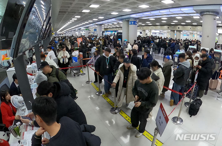 [제주=뉴시스] 우장호 기자 = 대설특보가 내려진 22일 오후 폭설로 인해 운항이 전면 중단된 제주국제공항 대합실에 이용객들이 몰려 혼잡이 빚어지고 있다. 2023.12.22. woo1223@newsis.com