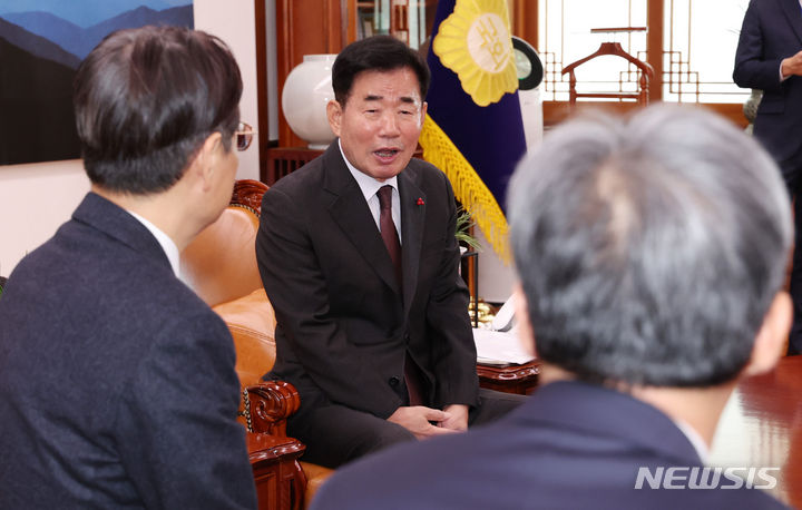 [서울=뉴시스] 이영환 기자 = 김진표 국회의장이 22일 오후 서울 여의도 국회 본청 의장 집무실에서 이관섭 대통령실 정책실장, 한오섭 정무수석과 면담을 하고 있다. 2023.12.22. 20hwan@newsis.com