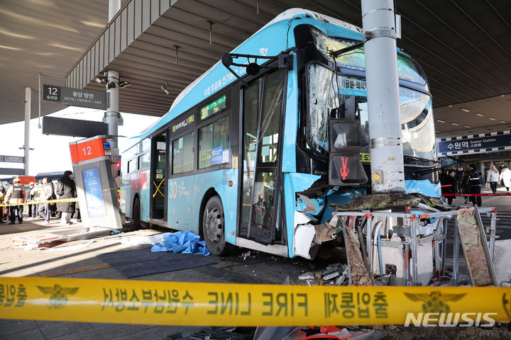 [수원=뉴시스] 김금보 기자 = 22일 오후 경기도 수원시 수원역 2층 버스 환승센터에서 시내버스가 시민 다수를 쳐 1명이 숨지고 11명이 부상을 입었다. 사진은 사고 현장 모습. 2023.12.22. kgb@newsis.com