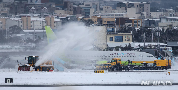 [제주=뉴시스] 우장호 기자 = 대설특보가 내려진 지난달 22일 오후 제주국제공항 활주로에서 제설차가 쌓인 눈을 치우고 있다. 2024.01.09. woo1223@newsis.com