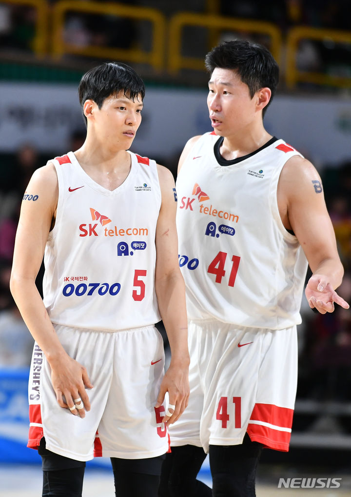 [서울=뉴시스]프로농구 서울 SK 김선형(왼쪽)과 오세근 (사진 = KBL 제공)