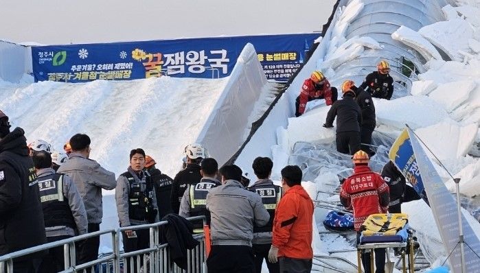 [청주=뉴시스] 24일 무너져 내린 충북 청주시 지북동 눈썰매장 보행통로. (사진=독자 제공) 2023.12.24. photo@newsis.com *재판매 및 DB 금지