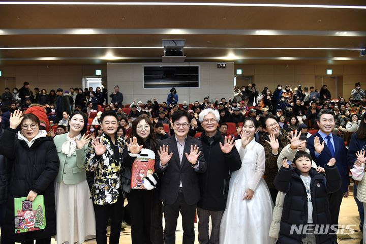 [김포=뉴시스] 정일형 기자 = 애기봉에 몰래온 산타로 시민들에게 즐거움을 선사한 김포시 홍보대사들. (사진은 김포시 제공)