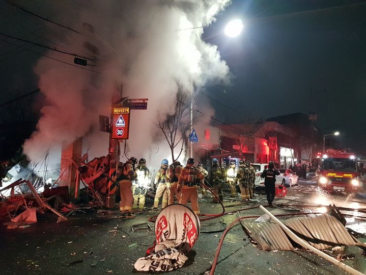 [서울=뉴시스] 24일 오후 8시52분께 대전 대덕구 오정동에 있는 한 식당건물에서 발생한 폭발 화재 현장 모습. (사진=소방청 제공) 2023.12.25. 