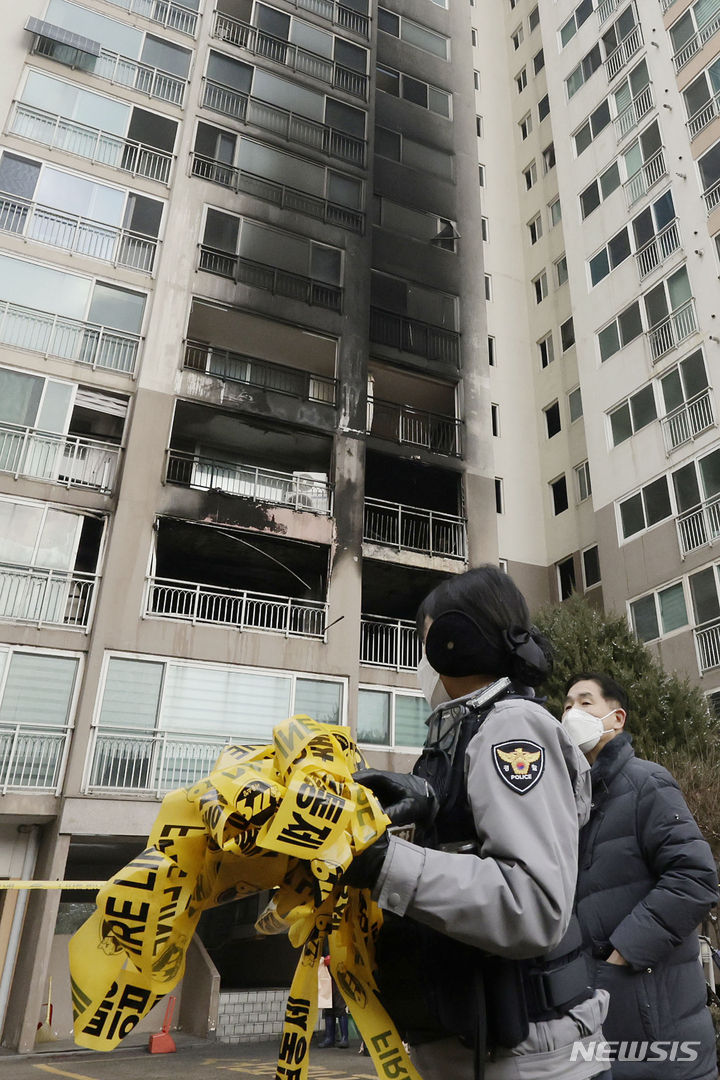 [서울=뉴시스] 최동준 기자 = 지난해 크리스마스(성탄절) 새벽 서울 도봉구의 한 아파트에서 불이 나 주민 2명이 숨지는 사고가 발생한 것과 관련해, 화재가 처음 발생했던 곳의 거주자인 70대 남성이 형사 입건됐다. 사진은 지난해 12월25일 화재가 발생한 아파트 모습. 2023.12.25. photocdj@newsis.com