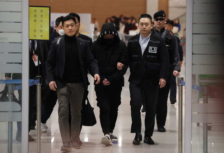 [인천공항=뉴시스] 고승민 기자 = '강남 학원가 마약음료 협박 사건' 주범 이모씨가 26일 중국에서 송환돼 인천국제공항 제2터미널을 통해 입국하고 있다. 2023.12.26. kkssmm99@newsis.com *재판매 및 DB 금지