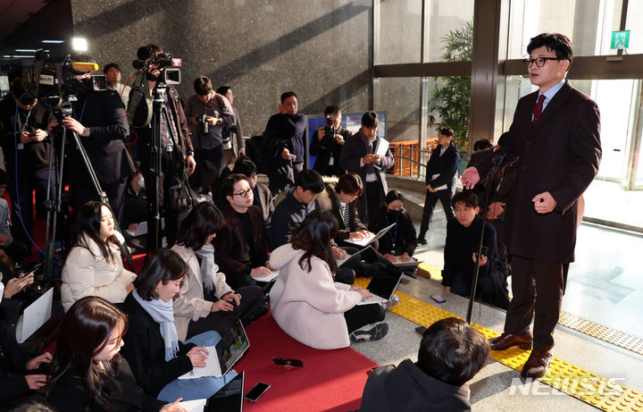 [서울=뉴시스] 이영환 기자 = 한동훈 국민의힘 비상대책위원장이 27일 오전 서울 여의도 국회로 출근하며 취재진의 질문에 답하고 있다. 2023.12.27. 20hwan@newsis.com