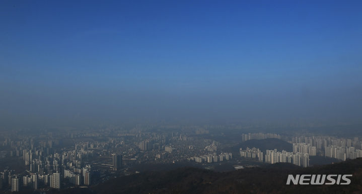 [광주(경기)=뉴시스] 김종택 기자 = 미세먼지 농도가 '나쁨' 수준을 보인 27일 경기도 광주시 남한산성에서 바라본 서울 도심에 미세먼지층이 선명하게 보이고 있다. 2023.12.27. jtk@newsis.com