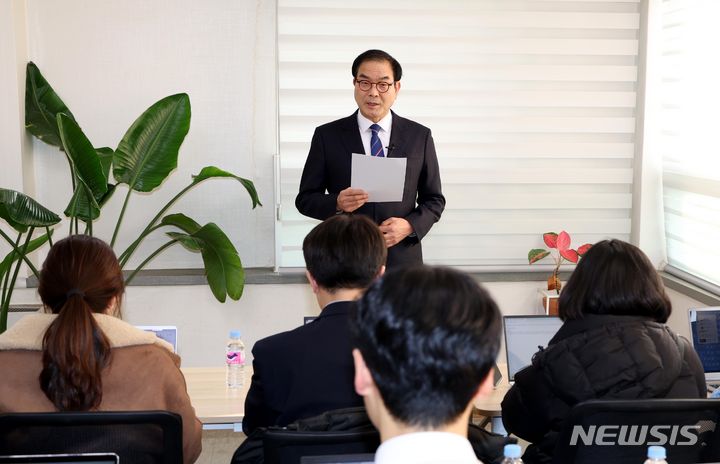 [서울=뉴시스] 조성봉 기자 = '대장동 개발 특혜 의혹'을 최초로 언론에 제보한 남평오 전 국무총리실 민정실장이 27일 오후 서울 여의도 ‘연대와공생(이낙연계 싱크탱크)’ 사무실에서 열린 기자간담회에서 입장 발표를 하고 있다. suncho21@newsis.com