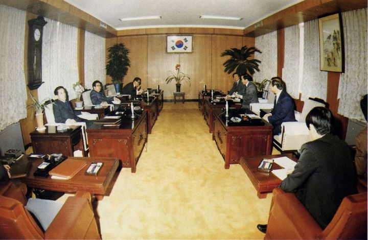 [서울=뉴시스] 1980년 3월4일 남북한 국무총리 회담을 위한 3차 실무대표 접촉. 2023.12.28. (사진=통일부 제공) *재판매 및 DB 금지