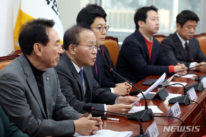 [서울=뉴시스] 조성봉 기자 = 윤재옥 국민의힘 당 대표 권한대행 겸 원내대표가 28일 오전 서울 여의도 국회에서 열린 최고위원회의에서 발언을 하고 있다. 2023.12.28. suncho21@newsis.com