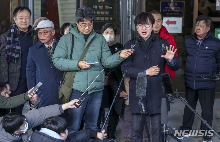 [서울=뉴시스] 정병혁 기자 = 임재성 변호사가 12일 서울 서초구 대법원에서 열린 일본 미쓰비시중공업 등을 상대로 낸 손해배상 청구소송 상고심 선고가 마친 뒤 결과를 말하고 있다. 2023.12.28. jhope@newsis.com