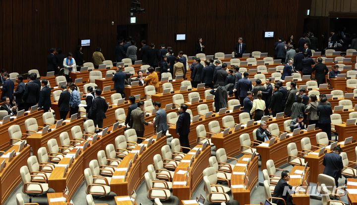 [서울=뉴시스] 고범준 기자 = 지난달 28일 오후 서울 여의도 국회에서 열린 제411회국회(임시회) 제3차 본회의에서 야당 의원들이 '김건희 여사 특검법'과 '대장동 특검법' 등 이른바 '쌍특검법'을 가결시키고 산회되자 본회의장을 나가고 있다. 2023.12.28. bjko@newsis.com