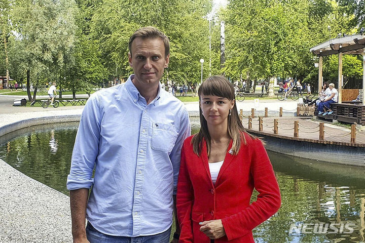 [톰스크=AP/뉴시스] 알렉세이 나발니(왼쪽)가 측근인 크세니유 파데예부와 함께 2020년 8월 러시아 톰스크시에서 함께 사진 촬영을 하는 모습. 2024.02.17.