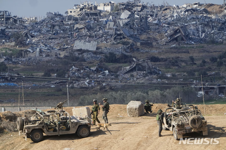 [가자지구=AP/뉴시스]하마스 핵심 군사 조직 알카삼 여단은 7일(현지시각) 이스라엘군이 가자지구에 재진입할 경우 그들을 표적으로 삼을 것이라고 경고했다. 지난해 12월29일(현지시각) 가자지구가 바라다 보이는 이스라엘 남부에서 이스라엘 군인들이 대기하고 있다. 2024.04.08.