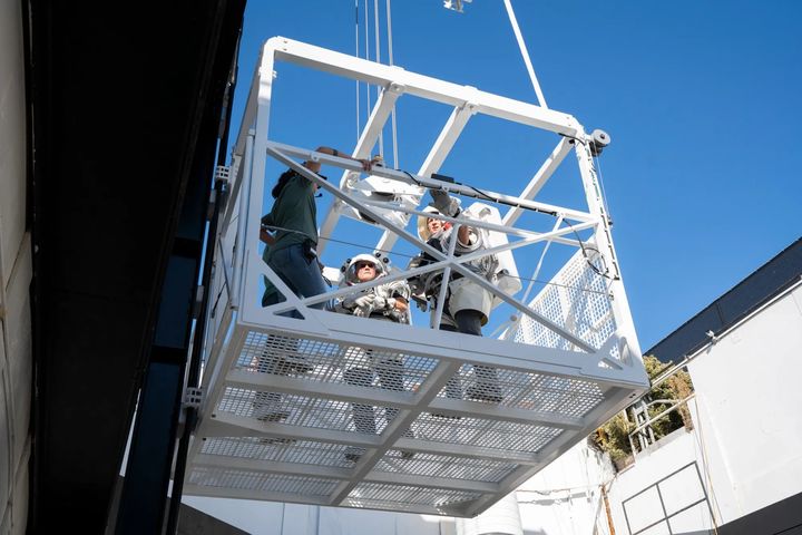 [서울=뉴시스] 미국 항공우주국(NASA)이 '아르테미스' 유인 달 탐사 임무에 사용할 '달 착륙 엘리베이터'의 시제품을 테스트했다고 미국 스페이스닷컴이 28일(현지시간) 전했다. 사진은 스페이스X의 '우주비행사 착륙 시스템(HLS)'을 시험하고 있는 나사 우주비행사들의 모습. (사진=X) 2023.12.30. *재판매 및 DB 금지