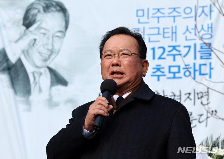 [남양주=뉴시스] 김금보 기자 = 김부겸 전 국무총리가 29일 오후 경기도 남양주시 마석 모란공원 묘역에서 열린 '민주주의자 김근태선생 12주기 묘역참배'에서 추모사를 하고 있다. 2023.12.29. kgb@newsis.com