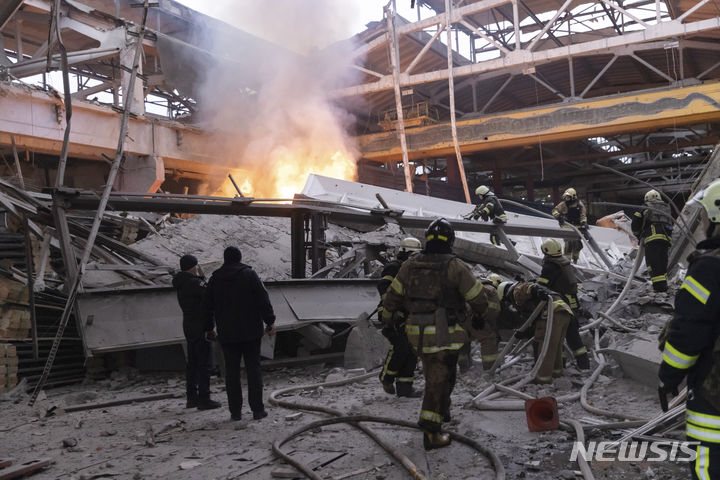 [하르키우=AP/뉴시스] 29일(현지시각) 우크라이나 하르키우에서 소방관들이 러시아의 공격으로 파괴된 건물의 화재를 진압하고 있다. 러시아가 우크라이나 전역에 개전 이래 최대의 공습을 감행해 민간인이 최소 30명 160명 이상이 다친 것으로 나타났다 2023.12.30.