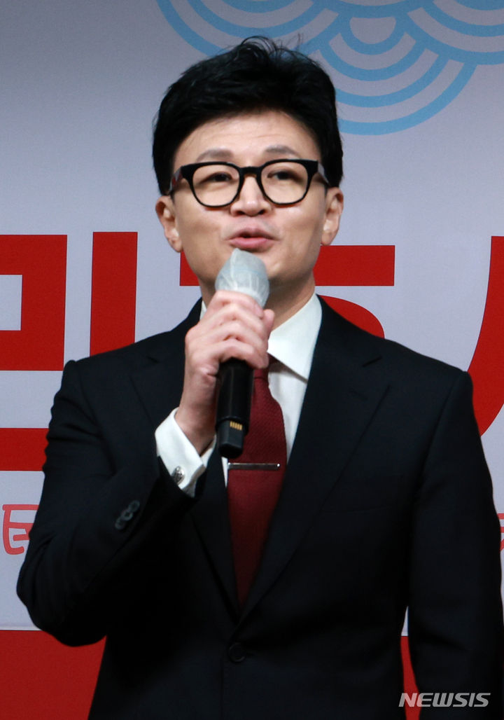 [서울=뉴시스] 고범준 기자 = <BR>한동훈 국민의힘 비상대책위원장이 1일 오전 서울 영등포구 국민의힘 중앙당사에서 열린 2024 신년인사회에서 인사말을 하고 있다.<BR> 2024.01.01. bjko@newsis.com