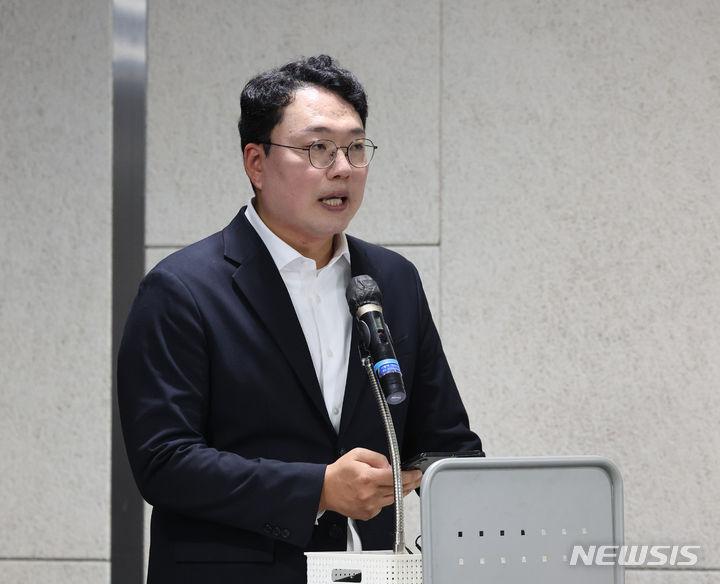 [서울=뉴시스] 김금보 기자 = 천하람 개혁신당 창당준비위원장이 1일 오전 서울역 대회의실에서 열린 개혁신당 신년 하례회에서 발언하고 있다.<BR> 2024.01.01. kgb@newsis.com