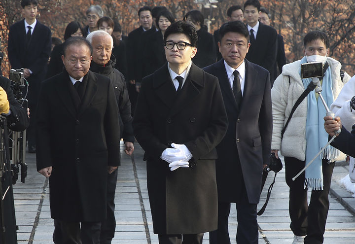 [서울=뉴시스] 추상철 기자 = 한동훈 국민의힘 비상대책위원장이 1일 오전 서울 동작구 국립서울현충원에서 이승만 전 대통령 묘역을 참배하고 있다. (사진= 국민의힘 제공) 2024.01.01. photo@newsis.com *재판매 및 DB 금지