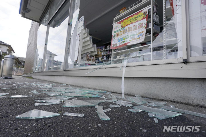 [나나오=AP/뉴시스] 2일 일본 이시카와현 나나오에 있는 한 편의점 유리창이 지진으로 깨져 흩어져 있다. 현지 경찰은 전날 이시카와현에서 발생한 강진으로 지금까지 5명이 숨진 것으로 파악됐다고 밝혔다. 2024.01.02.